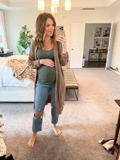 Warm Maternity Outfits, Cold Maternity Outfits, Pregnant Women Fall Outfits, Fall Fashion For Pregnant Women, Casual Gender Reveal Outfit, Maternity Outfits With Jeans, Pregnant Fall Outfits Casual, Pregnant Fall Looks, Winter Maternity Outfits Plus Size