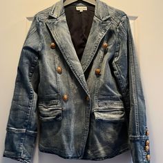 Brand New Spring Denim Blue Blazer With Button Closure, Trendy Medium Wash Denim Blazer, Chic Denim Blazer For Spring, Spring Denim Blue Blazer, Spring Denim Blazer With Pockets, Denim Blue Button-up Blazer, Spring Denim Blue Blazer With Buttons, Spring Medium Wash Blazer With Buttons, Casual Medium Wash Denim Blazer