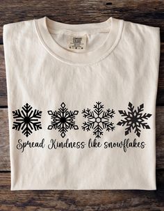 Snowflake Shirt, Merry Christmas Shirt 🛍️ **HOW TO ORDER**   📄 Pick your size and color from the drop-down menus   📸 Review the sizing and color options in the listing photos   🛒 Add the item to your cart and complete the checkout process   🚀 We'll start working on your order right away!   ✏️ **SIZING**   📊 Please review the listing photos to see the size charts   🖼️ These photos will also show you how to order a regular/relaxed fit or an oversized fit   📦 **PRODUCT DETAILS**   👕 This u Snowflake Shirt Ideas, Winter Cricut Shirts, White Letter Print Shirt For Winter, Winter Gift Shirt With Letter Print, Winter Letter Print Shirt Gift, Winter Letter Print Shirt For Gift, Winter Holiday Cotton Shirt, Winter Shirt Designs, Winter Shirt Design