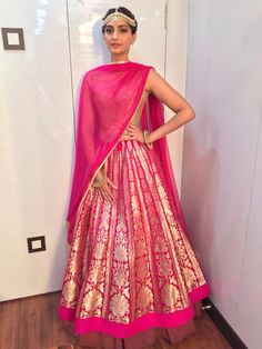 Sonam Kapoor looks stunning at the Life OK Screen Awards 2015 | PINKVILLA Sonam Kapoor Lehenga, Sonam Kapoor Fashion, Bollywood Lehenga, Patiala Salwar, Sonam Kapoor, Silk Lehenga, Lehenga Designs