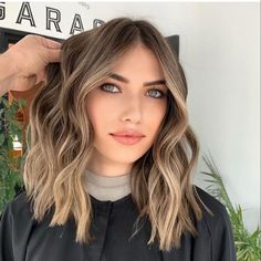 Smokey Gold Hair, Summer Hair Color For Short Hair, Bayalage Short Hair, Light Brown Balayage Short Hair, Shoulder Length Curled Hair, Short Hair Bayalage, Medium Length Hair Balayage, Medium Hair Balayage, Highlight Short Hair