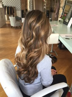 LOVE (apply with my hair color instead?) (dimensional) Highlights Ideas, Honey Blonde Hair, Haircuts For Long Hair, Brown Hair Colors