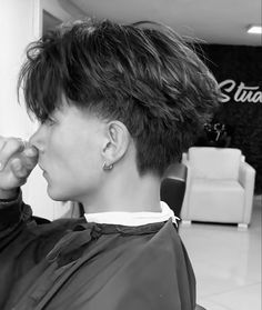 Fade Haircut Men's Straight Hair, Back Of Mens Hair, Alternative Mens Haircut, Hairstyles For Short Thick Straight Hair, Mid Fade Haircut Men Straight Hair, Windbreaker Haircut, Feminine Haircuts For Men, Korean Mens Haircut