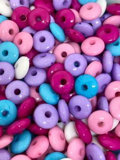 there are many different colors of donuts