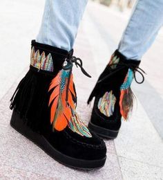 Boho Hippie Feathers & Fringes Boots Indian Boots, Color Castaño, Boho Store, Feather Embroidery, Boho Shoes, Boho Boots, Boots For Short Women, Fringe Booties, Hippie Look