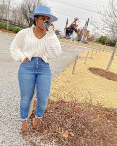 Curve Love High Rise Mom Jeans, Fall Outfits For Black Women Inspiration, Dip Powder Nails Colors Fall For Black Women, Flannel Outfits With Heels, Casual Chic Mom Style, Confident Outfits For Women Casual, Plus Size Mom Jeans Outfit Fall, Curvy Autumn Outfits 2022, Cute And Casual Outfits Winter