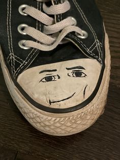 Old Beat Up Shoes, Drawing Ideas On Converse, Converse Drawings On Shoes, Stuff To Draw On Converse, Shoe Doodles Converse, Converse Art Ideas, Converse Diy Ideas, Diy Converse Shoes Paint, Beads On Converse