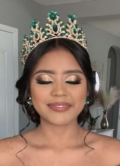 Gold Makeup Looks Quinceanera, Makeup Inspo Quince, Brown Eye Makeup Quince, Makeup Looks Quinceanera Gold, Gold Dama Makeup, Quince Makeup Green Dress, Beige Quince Makeup, Emerald Green Xv Makeup, Makeup Ideas Natural Quince