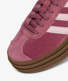 The Women's Gazelle Bold product from the brand   adidas which is part of the Fall Winter 2024 collection, is now available at SVD. Adidas Gazelle Bold Outfit, Looks Retro, Women's Handball, Adidas Gazelle Bold, Adidas Sl 72, Gazelle Bold, Retro Trainers, Adidas Samba Og, Adidas Sneakers Women