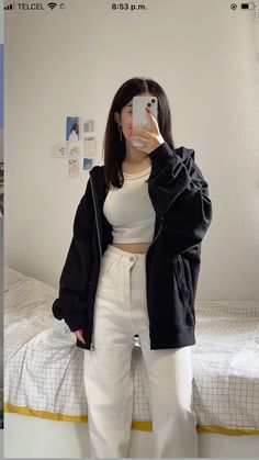 Basic College Outfits Simple, Female Style Outfits, White Cargo Jeans Outfit Aesthetic, Uni Outfits Casual, White Top And Jeans Outfit Korean, White Korean Outfit Aesthetic, Korean White Sweater Outfit, Everyday College Outfits, Hoddies Outfits Girl Korean