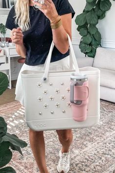 How awesome is this Stanley cup holder attachment for the bogg bag? Perfect for all your spring and summer activities! Black Bogg Bag, Bogg Bag Size Comparison, White Bogg Bag, Purple Bogg Bag, Blue Bogg Bag, Nurse Bae, Beach Totes