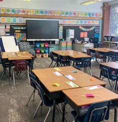 an empty classroom with many desks and chairs