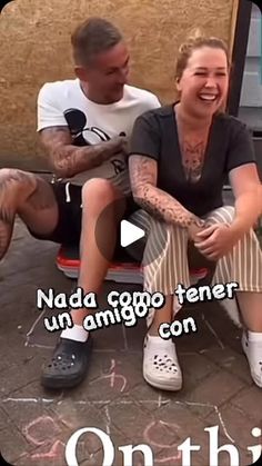 a man and woman sitting next to each other on a bench with the caption'na daa gon tener un amigo con '