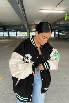 Baseball Jacket Outfit, Senior Jackets, Jacket Outfit Women, Baseball Outfit, Looks Street Style, Looks Chic