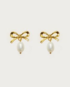 Materials: 18k gold plated brass, stainless steel post, freshwater pearl Measurements: 17mm/0.67" in diameter, 16mm/0.63" in heart length Gold And Pearl Earrings, En Route Jewelry, Classy Earrings, Clover Earrings, Steel Post, Gold Ribbon, Jewelry Lookbook, Gold Ribbons, Pretty Jewelry