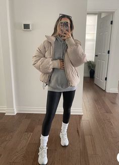 Comfy Pregnant Outfits Winter, Pregnant Athletic Outfits, Maternity Athleisure Outfits Winter, Maternity Sweatshirt Outfit, Pregnant Rainy Day Outfit, Maturity Outfits Winter, Pregnate Outfit Winter, Early Spring Maternity Outfits, Early Pregnancy Outfits Winter