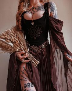 Witch Cosplay Ideas, Ren Faire Witch, Witch Outfit Aesthetic, Witch Corset, Harvest Witch, Corsets Dresses, Ren Faire Outfits, Smart Casual Menswear, Fair Outfits