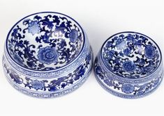 two blue and white bowls sitting next to each other