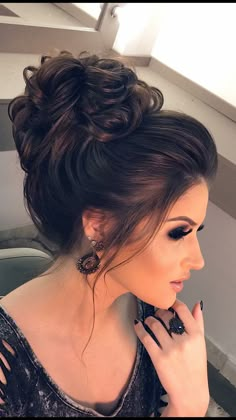 Coque ondulado com topete Updos For Long Brown Hair, Sanggul Modern, Memorial Wedding, Updo Hairstyle, Hairstyle Women