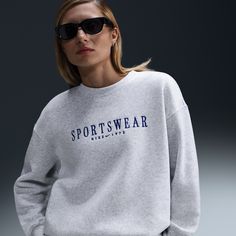 With an oversized fit and elongated ribbing, this sweatshirt makes a cozy sportswear statement. It’s crafted with midweight fleece for a soft yet structured feel. Elevated Loungewear, Sweatshirt Design Ideas, Mens Track Pants, Nike Sportswear Phoenix Fleece, Nike Clothes, Vintage Nike Sweatshirt, Sportswear Trends, Deep Royal Blue, College Sweatshirt