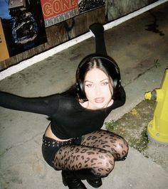 Edgy 2000s Fashion, 90s Girly Grunge, Alt Baddie Outfits, Dj Outfit Female, Emo Poses, Female Rockstar Outfit, 2000s Alternative Fashion, Brat Core, Emo Photography