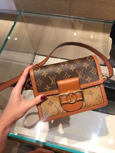 LOUIS VUITTON | BAG | MONOGRAM | ICONIC | INSPIREREN | FASHION | TRENDS | LEATHER | LEER | BAGS | TASSEN | MODE | FASHION | SPRING/SUMMER | BLOGGER | AUTUMN/WINTER | INFLUENCER | CELEB | RUNWAY | VINTAGE | 2021 | AMSTERDAM | DESIGNER BAGS | LUXURY | RUNWAY |INTERNATIONAL STYLE INSPIRATION | TWEEDEHANDS | QUOTE | DREAMS | TODAY IS PERFECT DAY TO START LIVING YOUR DREAMS | INSPIRATION | SHOP VINTAGE DESIGNER ON https://etoile-luxuryvintage.com Louis Vuitton Taschen, Tas Lv, Fall Handbags, Popular Handbags, Lv Bags, Luxury Purses, Classic Bags, Pretty Bags, Louis Vuitton Shoes