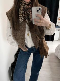 Foulard Outfit, Outfit Foulard, Boho Chic Outfits Winter, Outfit Gilet, Belgium Style, Trendy Outfit Inspo, Boho Chic Outfits, Ootd Inspo