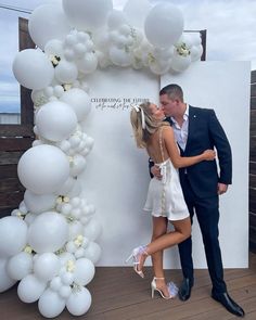 unique outdoor engagement party with romantic all-white themes and cute balloon decoration ideas Unique Engagement Party, Backyard Engagement Parties, Engagement Party Diy, Engagement Party Themes, Engagement Party Outfit, Engagement Party Planning, Bridal Shower Inspo, Our Engagement, Engagement Inspo