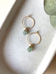 Elegante Edelstahl Creolen mit grünen Aventurine Anhängern in einem traumhaften, sanften Grünton Die Anhänger bestehen aus echten Halbedelsteinen Das perfekte Geschenk für die Freundin, Mama oder auch die beste Freundin! Material:  Vergoldeter Edelstahl/Stainless Steel Halbedelstein Anhänger - grüner Aventurine Maße: Die Creolen haben einen Durchmesser von 20 mm Pflege: Edelstahl lässt sich leicht pflegen und reinigen.  Schmuck aus Edelstahl kann einfach mit Wasser und etwas Spülmittel gereinigt Jewelry Earrings Hoops, Jewelry Earrings, Hoop Earrings, Stainless Steel, Gold, Quick Saves