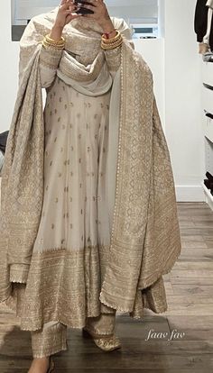 Pakistani Banarsi Suits, How To Style Anarkali Suits, Elegant Anarkali Suits, Office Wear Suits Indian, Banarsi Sharara Suit, Desi Dress Pakistani Outfits, Banarsi Suit Design Pakistani, Stylish Suit Designs For Women, New Pattern Dresses Indian