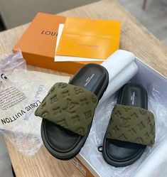 Where To Buy the Best Louis Vuitton Pool Pillow Comfort Mule Dupes - Amazing Dupes Louis Vuttion, Holiday Fits, Louis Vuitton Shoes, Look Alike, Luxury Shoes, Fashion Advice, Mule