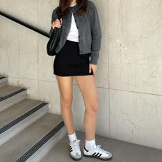 Black Mini Skirt Outfit Daytime, Simple Outfit For Winter, Grey Mini Skirt Outfit Summer, How To Style Grey Cardigan, Cardigan Grey Outfit, Short Skirt Fall Outfits, Skirt Grey Outfit, Cardigan Outfit Skirt, Cool Skirt Outfits