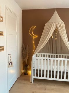 Binnenkijken bij sharona3 Shared Baby Rooms, Scandinavian Baby Room, Boho Baby Room, Nursery Bassinet, Kids Rooms Inspo, Minimal Vintage, Baby Room Themes, Baby Room Neutral, Baby Boy Room Decor