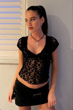 Olivia O'neil, Olivia Neill Brown Hair, Lace Bra Outfit Casual, Olivia Neill Outfit, Olivia Neill Style, Casual Night Out Outfit Summer, Lacy Outfits, Grammys Outfits, Date Outfit Aesthetic