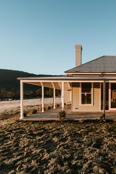 an old house sits in the middle of a field