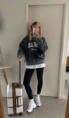 2024 Casual Outfit Trends: Chic Styles for Women's Everyday Elegance New Balance 530 Outfit, Leggins Outfit, Sporty Chic Outfits, New Balance Outfit, Fashion Pic, Look Jean, Winter Fashion Outfits Casual