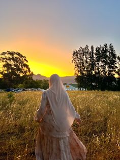 Countryside Outfit, Girl In Rain, Muslim Aesthetic, Al Qur'an Photography, Estilo Hijab, Qur'an Photography, Muslim Couple Photography, Modest Fashion Hijab, Hijab Aesthetic