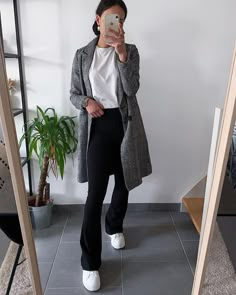 Maxi blazer cinza mescla, blusa branca, calça flare preta, tênis branco With Leggings, Flare Outfit, Flare Jeans Outfit, Long Jackets For Women, Superbowl Appetizers, Look Legging, Black Flare Pants, Legging Outfits, Outfit Jeans