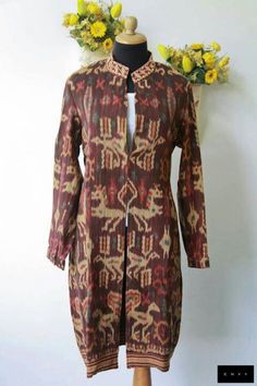 Tenun ikat Indonesia Batik Ideas, Asian Fabric, Recycled Dress, Well Dressed Women, Ethnic Outfits