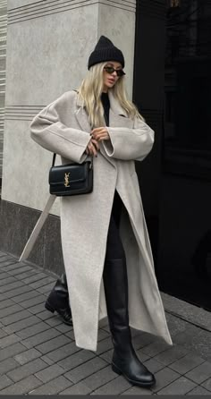 Celeb Fall Street Style, Budapest Fall Outfit, Ivory Fall Outfits, Thigh High White Boots Outfit, White Snake Boots Outfit, Casual Long Coat Outfit, Old Money Sneakers Outfit, Styling Rain Boots, Oatmeal Coat Outfit