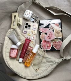 what’s in my bag ᡣ˶ᵔ ᵕ ᵔ˶𐭩 ♡ #baggu #kindle #lipgloss #soldejaneiro #uniqlobag What’s In My Purse, What's In My Bag Aesthetic, Kindle Bag, Girly Christmas Gifts, Everyday Bag Essentials, What's In My Purse, Aesthetic Bag, What's In My Bag, Baggu Bags