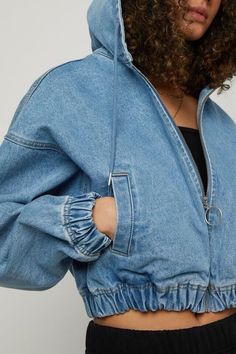 Jeans Jacket Outfit, Jacket Outfit Ideas, Ropa Upcycling, Cold Fashion, Oak Fort, Jean Jacket Outfits, Hooded Denim Jacket, Dad Fashion, Fancy Tops