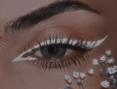 Aesthetic Eye Makeup, Eyeliner Design, White Eye Makeup, Stile Kylie Jenner, Aesthetic Eye, Design Makeup