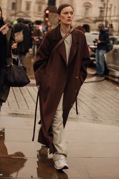 Brown Coat Outfit, Jo Ellison, Alissa Salls, Coat Outfit Casual, Stylish Winter Coats, Winter Mode Outfits, Cosy Outfit, Outfit Street Style, London Fashion Weeks