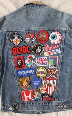 Patch Placement Jacket, Pins And Patches Denim Jackets, Pin Jean Jacket, Patched Jeans Aesthetic, Patch Work Jean Jacket, Black Jacket With Patches, Jean Patch Jacket, Cool Jacket Patches, Patched Jacket Ideas