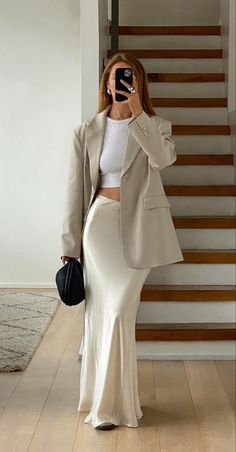 Satin Skirt Outfit, Outfit Elegantes, Look Legging, Satin Maxi Skirt, Skandinavian Fashion, 파티 드레스, Outfit Trends