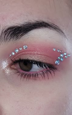 Lover Eyeshadow Looks, Pink Gems Makeup, Pink Gem Makeup Looks, Light Concert Makeup, Eyeliner Gem Makeup, Pink Makeup Euphoria, Make Up For Taylor Swift Concert, Facial Gems Make Up, Rhinestone Placement Makeup