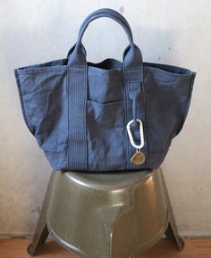 OUR FLAGSHIP TOTE BAG, CANVAS, WASHABLE, TOUGH"BALLOOON!-45 / バルーン-45" 2023年、BALLOOON!シリーズが新しくなりました。全てを11号キャンバスで製作して軽くました。 口巾45cmの普段使いにちょうどいいサイズ。 サイズ : 口幅46cm×高さ28cm、底27cm×18cm、外ポケット幅11cm×高さ15cm、内1ポケット幅11cm×高さ17cm、内2ポケット幅12cm×高さ17cm ハンドル： ショート35cm / ミドル45cm / ロング55cm 重さ：約422g（ショートハンドル）ポケット：外1個＆内3個24,000円＋TAX ＊受注生産商品：納期約2週間～��（画面下部に現在のおおよその納期が載っています）JETMINMINの商品はご注文を受けてから、JETMINMIN自身が製作していますので、納品までに時間がかかります。ご希望の納期がある場合はご注文の前にお問い合わせください。 ＊サイズや重さは多少誤差があります。 ＊女性モデルMINMIN身長153cm Designed & Handcrafted Crochet Butterfly, The Vivienne, Japanese Cotton, Eco Bag, Bag Canvas, Diy Bag, Tote Bag Design, Easy Crochet, Canvas Bag