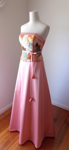 "A line wedding dress with vintage silk-gold brocade wedding KIMONO. Lovely pink like a sweet peach! Spring flower and crane embroidery with delicate waist bow belt - flower ends. Size--- US10 (refer to finished garment measurement please) Also, custom order is available Age--- Product-New, KIMONO-1970~, skirt-new Material---Top Vintage silk wedding KIMONO gold brocade and embroidery Skirt cotton/Poly/spandex stretch satin *Only one left and The patterns/color on the products will be not exactly Kimono Gold, Japanese Wedding Dress, Crane Embroidery, Kimono Geisha, Wedding Dress Vintage, Bow String, Embroidery Wedding, Japanese Wedding, Mode Kimono