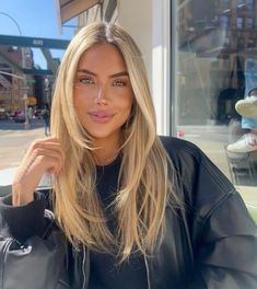 Blonde Front Layers, Paige Lorenze Hair, Hair 2025, Goldie Locks, Fw 2024, Perfect Blonde Hair, Mom Hair, Summer Blonde Hair, Nyc Outfits